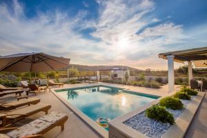 einen Pool mit einer Terrasse mit Tischen und Stühlen in der Unterkunft Villa Giove in Grohote