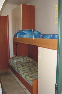 Villetta Mirto tesisinde bir ranza yatağı veya ranza yatakları