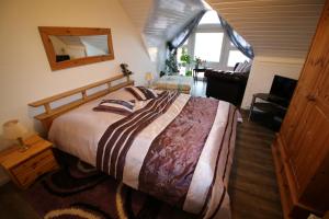 a bedroom with a large bed in a room at Landhaus Nordsee-Peerhuus in Friedrichskoog