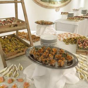 una tavola piena di diversi tipi di alimenti di Serpa Hotel ad Anzio