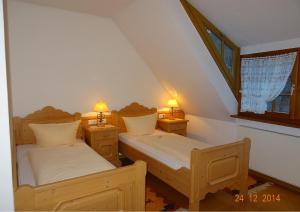 En eller flere senge i et værelse på WASSERSTELZ Historisches Genusshotel & Restaurant am Rhein
