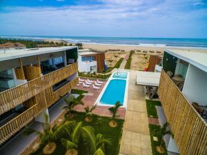 una vista aérea de un complejo con piscina y playa en Las palmeras de bocapan, en Tumbes