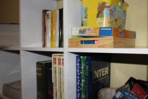 uma estante cheia de livros em Home Sweet Home em Cardano al Campo