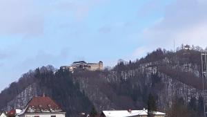 Vista generica sulle montagne o vista sulle montagne dall'interno della stanza in casa privata