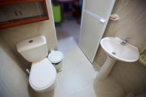 a bathroom with a toilet and a sink at Apartamento amoblado in Quibdó