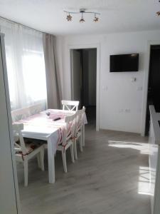 Sciare comodi في باسو ديل تونالي: غرفة طعام بيضاء مع طاولة بيضاء وكراسي