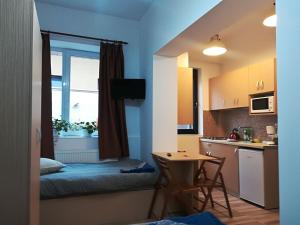 a small kitchen with a bed and a small table at Casa Rezidentiala Aria in Cluj-Napoca