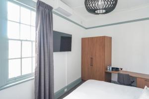 En eller flere senge i et værelse på Oasis on Beamish Hotel