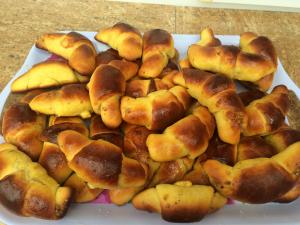 a plate of sticky buns on a table at Country house Egomer in Călugări