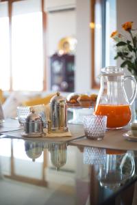 una mesa con una jarra de zumo de naranja. en B & B La Terrazza sul mare, en Portoferraio