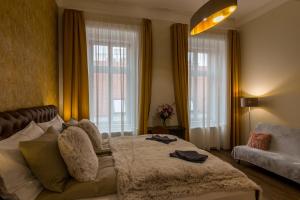 salon z łóżkiem i kanapą w obiekcie Dob Twenty Rooms w Budapeszcie