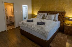una camera da letto con un grande letto con due cuscini sopra di Dob Twenty Rooms a Budapest