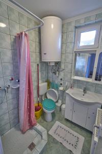 un baño con inodoro y lavabo en Fecske Vendégház, en Hévíz