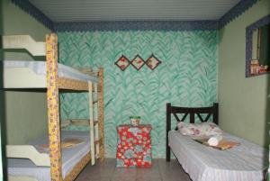 a bedroom with two bunk beds in a room at Pousada Recanto Verde in Sao Benedito do Sul