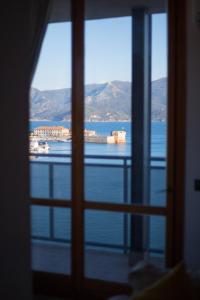 een raam met uitzicht op het water bij B & B La Terrazza sul mare in Portoferraio
