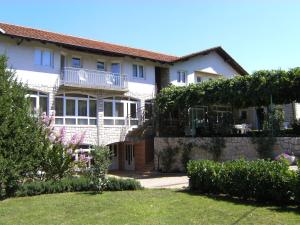 a house with a garden in front of it at Pansion Pero Elez Medjugorje in Međugorje