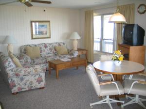 Seating area sa Outer Banks Beach Club II Resorts