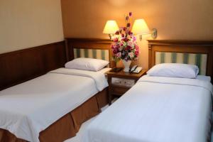 Een bed of bedden in een kamer bij Sapta Nawa Resort 1 Gresik