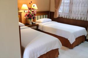 Een bed of bedden in een kamer bij Sapta Nawa Resort 1 Gresik