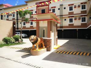 una statua di leone di fronte a un edificio di Bicotels Hotel a Città di Batangas