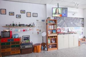 Pokój z biurkiem i telewizorem na ścianie w obiekcie Captain Not At Home w mieście Hualian