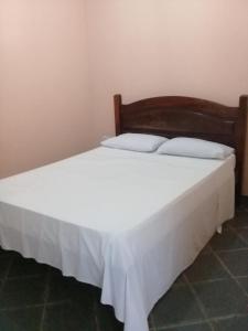 Un pat sau paturi într-o cameră la Hospedagem Majestade
