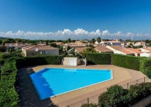 uma vista superior de uma piscina num quintal em Village Naturiste Cap d'Agde Luvitere em Cap d'Agde