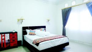 a bedroom with a bed and a window at City Stay Homestay Jogja in Yogyakarta