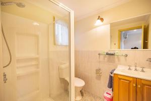 Un baño con ducha, inodoro y lavabo. en Queechy Motel, en St Helens 38 fotos más