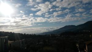 - une vue sur la ville et le soleil dans le ciel dans l'établissement silvia' s house, à La Spezia