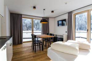 A television and/or entertainment centre at Apart Chamins