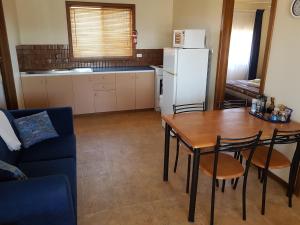 A kitchen or kitchenette at Windana Cottages