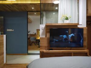 TV a/nebo společenská místnost v ubytování Rock&Wood Cozy House