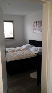 ヴィルヘルムスハーフェンにあるÖlhafendamm 7の窓付きの部屋にベッド付きのベッドルーム1室があります。