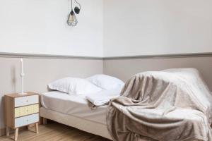 サン・マロにあるHerse - Corsaireのベッドルーム1室(毛布付きのベッド1台付)