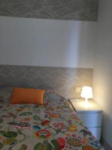 ベニドルムにあるApartamento Exclusivo en la Playa 5のベッドルーム1室(ベッド1台、テーブルの上にランプ付)