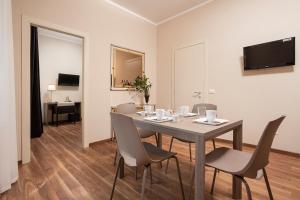 une salle à manger avec une table et des chaises dans l'établissement Window On Rome, à Rome