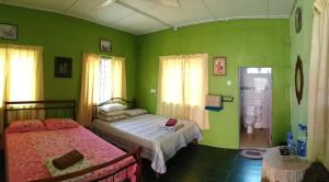 מיטה או מיטות בחדר ב-Dhia Irdina Homestay