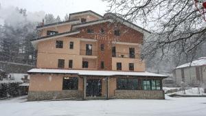 Hotel del Lago Ampollino semasa musim sejuk