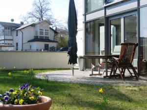 Ein Garten an der Unterkunft Villa Theresa - Ferienwohnung 1