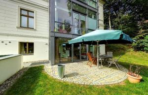 Ein Garten an der Unterkunft Villa Theresa - Ferienwohnung 1