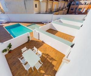 an aerial view of a house with a table and chairs at Apartamentos El Abuelo in Torrevieja
