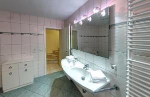 ein Badezimmer mit Waschbecken und Spiegel in der Unterkunft Villa Theresa - Ferienwohnung 1 in Heringsdorf