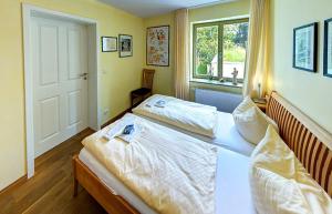 ein Schlafzimmer mit zwei Betten und einem Fenster in der Unterkunft Villa Theresa - Ferienwohnung 1 in Heringsdorf