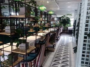 麗江的住宿－麗江王府飯店，用餐室配有桌椅和盆栽植物
