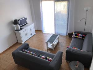 sala de estar con 2 sofás y TV en Apartamentos Ajabo Adeje, en Adeje