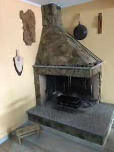 モンセッラートにあるCasa Il Nuragheの部屋の隅に石造りの暖炉