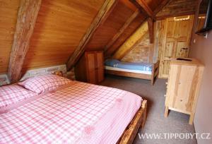 Una cama o camas en una habitación de Chalupa Budín