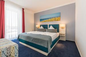 um quarto de hotel com uma cama e uma janela em Haffidyll garni em Rerik