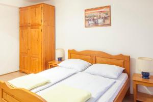 two twin beds in a room with two night stands at Mon Perin Castrum - Studio Apartment Castel in Bale